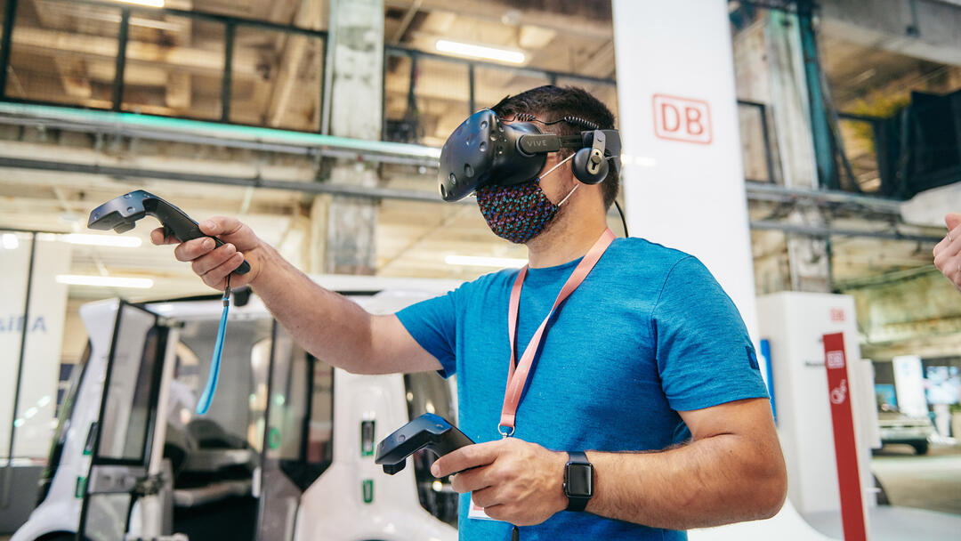 Mann mit VR-Brille (Foto: Deutsche Bahn AG/Dominic Dupont) Mann mit VR-Brille (Foto: Deutsche Bahn AG/Dominic Dupont)