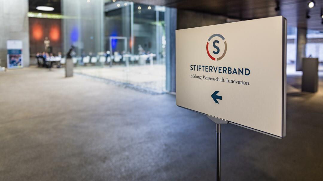 das neue Stifterverbands-Logo (Foto: Damian Gorczany) das neue Stifterverbands-Logo (Foto: Damian Gorczany)