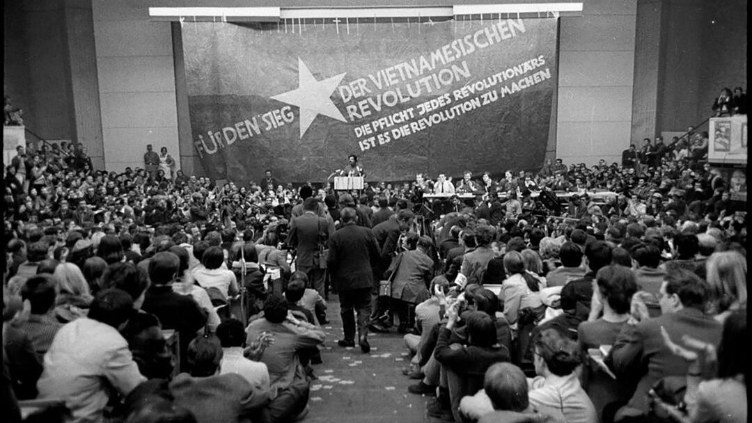 Foto: Stiftung Haus der Geschichte, [Ludwig Binder Haus der Geschichte Studentenrevolte 1968](https://commons.wikimedia.org/wiki/File:Ludwig_Binder_Haus_der_Geschichte_Studentenrevolte_1968_2001_03_0275.0001_(16477004053).jpg), CC BY-SA 2.0