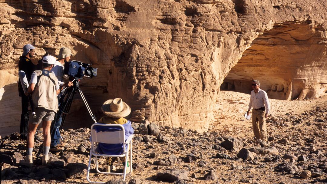 Filmdreh des Senders ARTE im Wadi Sura am Fuß des Gilf-Kebir-Gebirges in Ägypten vor der sogenannten Schwimmerhöhle.