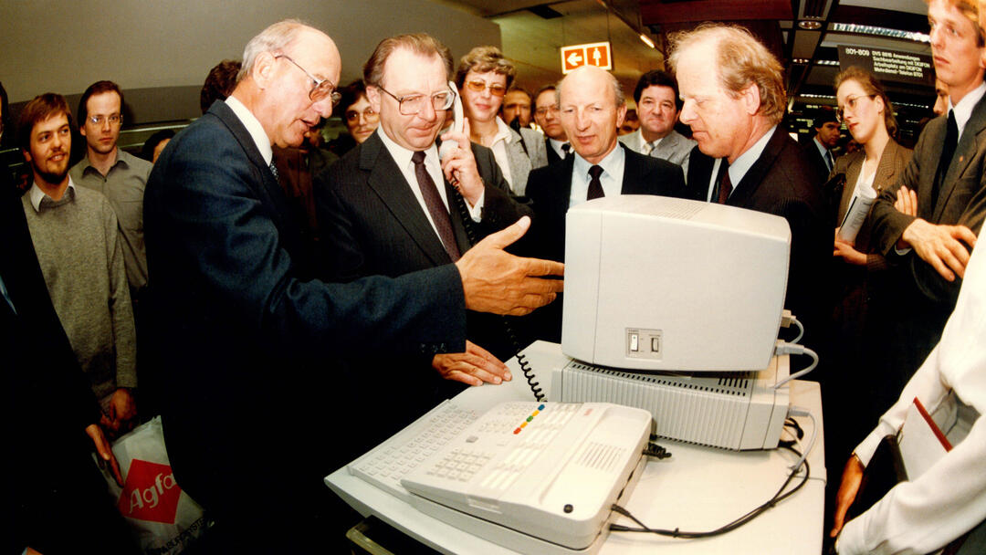 Heinz Nixdorf und Horst Nasko auf der Cebit 1985 (Foto: Heinz Nixdorf MuseumsForum) Heinz Nixdorf und Horst Nasko auf der Cebit 1985 (Foto: Heinz Nixdorf MuseumsForum)
