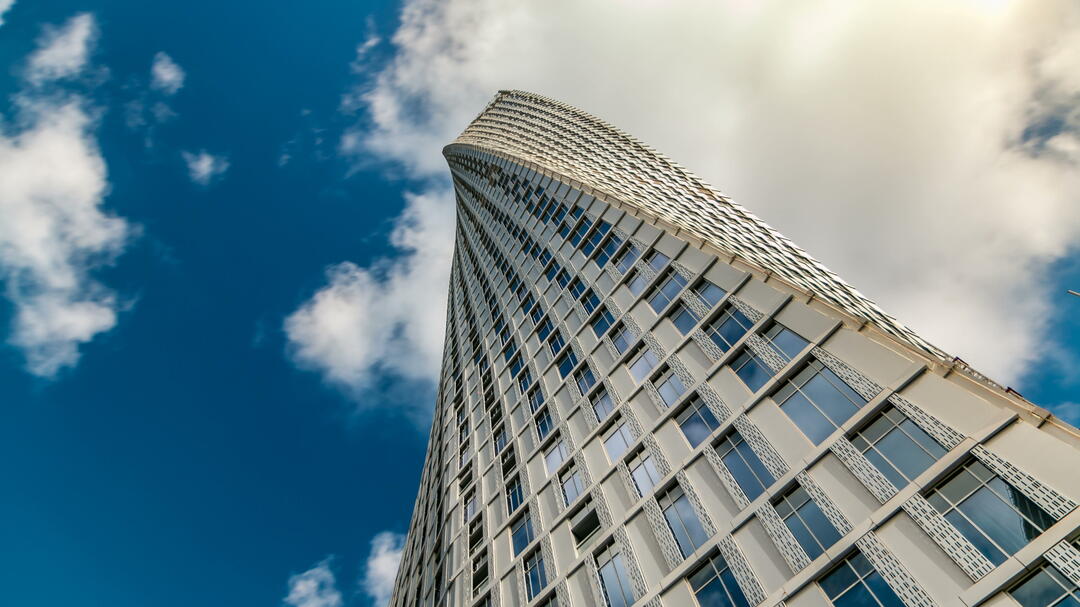 InfinityTower in Dubai; Symbolbild für Hochhäuser mit Fensterfronten