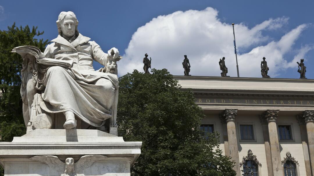 Humboldt Statue vor der Universität in Berlin 