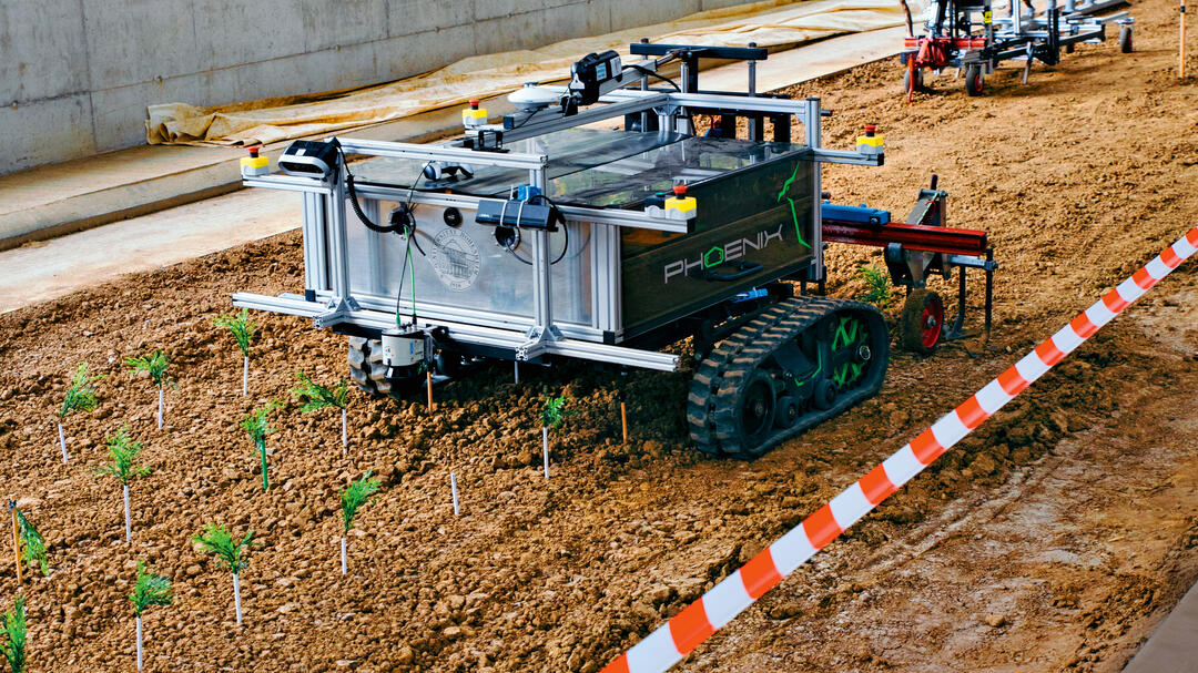 Feldroboter auf einem Experimentiertfeld an der Universität Hohenheim (Foto: Matthias Ziegler)