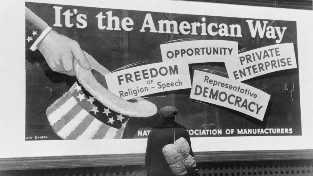 Wandarbeiter auf dem US Highway 99, Kalifornien, vor einem Plakat der National Association of Manufacturers. Foto, 1937, von Dorothea Lange.