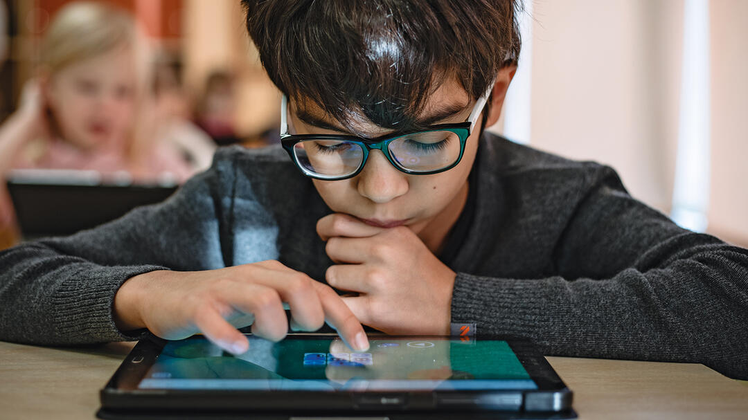 Schulkind am Tablet (Foto: Johan Huimerind)