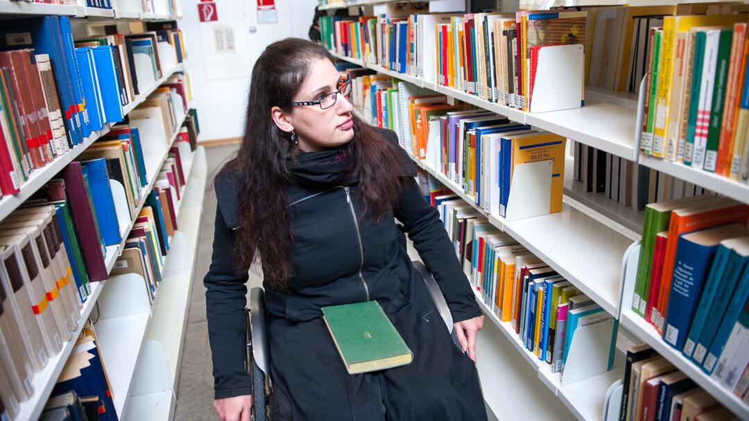 Katharina Tielmann in der Bibliothek (Foto: Sandra Stein) Katharina Tielmann in der Bibliothek