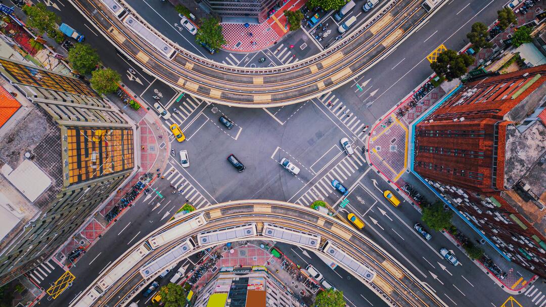 Luftaufnahme von Autos und Zügen mit Kreuzung oder Kreuzung mit Verkehr, Taipei Downtown, Taiwan. Finanzbezirk und Geschäftsfeld. Intelligente Stadttechnik.