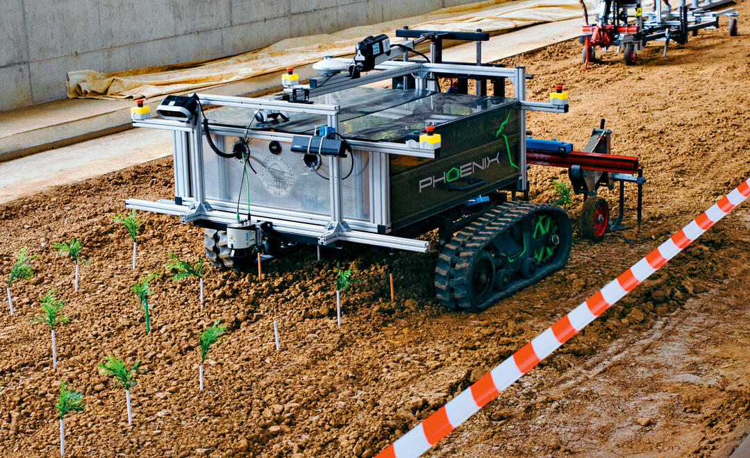 Feldroboter auf einem Experimentiertfeld an der Universität Hohenheim (Foto: Matthias Ziegler)