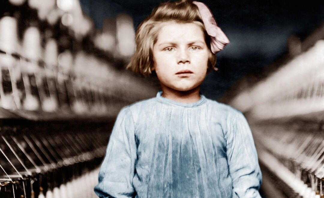 Kinderarbeit in den USA: “A little spinner” (Mädchen in einer Spinnerei).  Foto, undat. (Lewis W. Hine); digital koloriert.