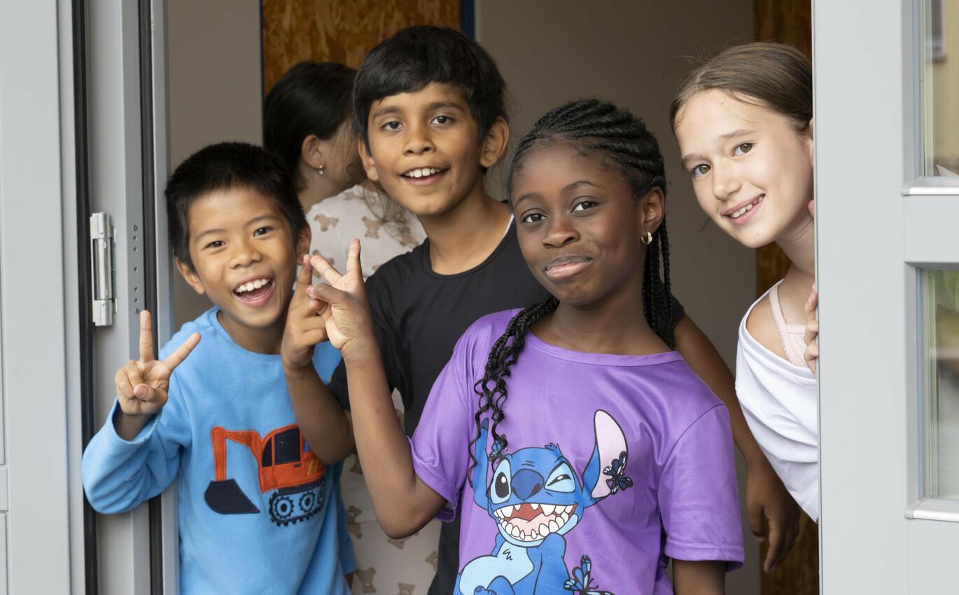 Deutschsommer: teilnehmende Kinder lächeln in die Kamera 