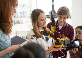 Schüler beim Roboterprojekt
