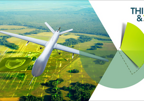 Podcast Cover mit Foto einer fliegenden Drohne