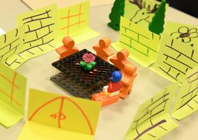 Spielfiguren in einem Raum aus Klebezetteln (Foto: Peter Himsel)
