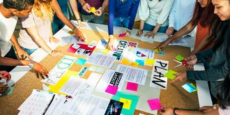 Junge Menschen in einer Workshop-Situation