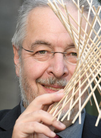 Jürgen Richter-Gebert mit einer geometrischen Figur aus Holzstäben (Foto: David Ausserhofer)