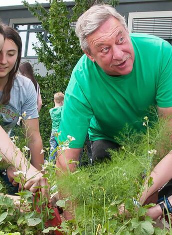 Christoph Biemann und Kinder bei der GemüseAckerdemie (Foto: Hoppenheit, Ackerdemia e.V.)