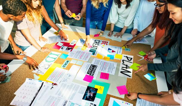 Junge Menschen in einer Workshop-Situation