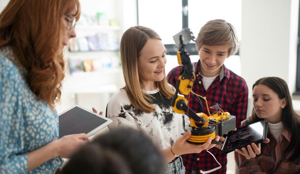 Schüler beim Roboterprojekt