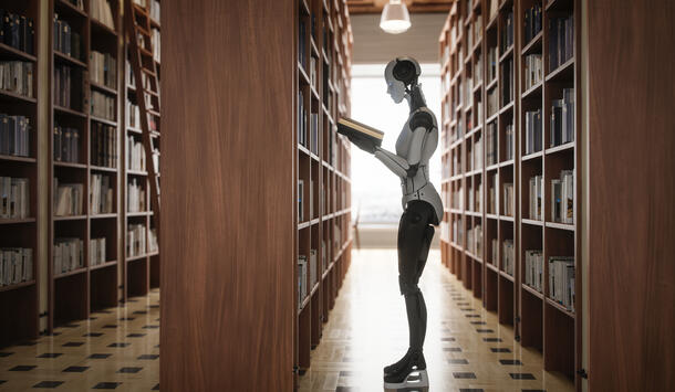 Humanoider Roboter in einer Bibliothek