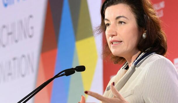 Forschungsministerin Dorothee Bär hält die Key-Note auf dem Gipfel für Forschung und Innovation 