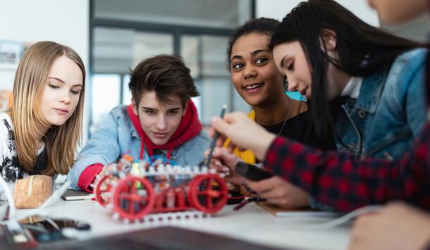Gymnasiasten experimentieren mit Robotik