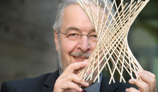 Jürgen Richter-Gebert mit einer geometrischen Figur aus Holzstäben (Foto: David Ausserhofer)
