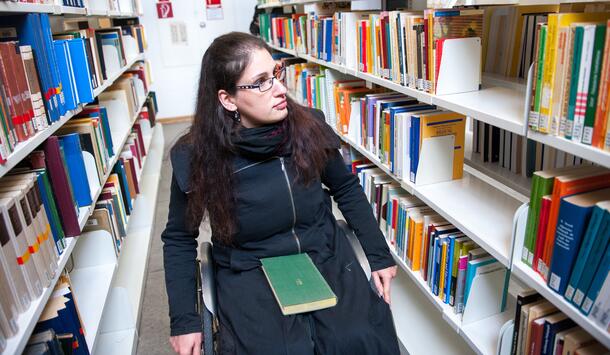 Katharina Tielmann in der Bibliothek