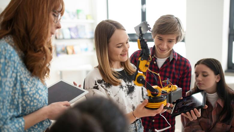 Foto: unsplash+ Schüler beim Roboterprojekt