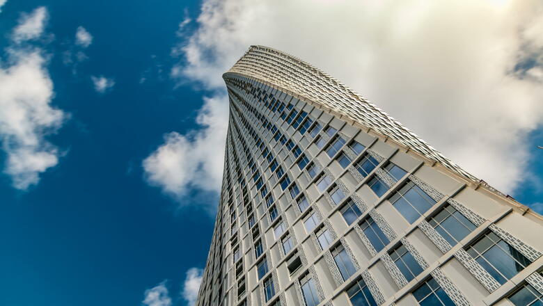 InfinityTower in Dubai; Symbolbild für Hochhäuser mit Fensterfronten