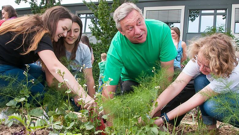 Christoph Biemann und Kinder bei der GemüseAckerdemie (Foto: Hoppenheit, Ackerdemia e.V.)