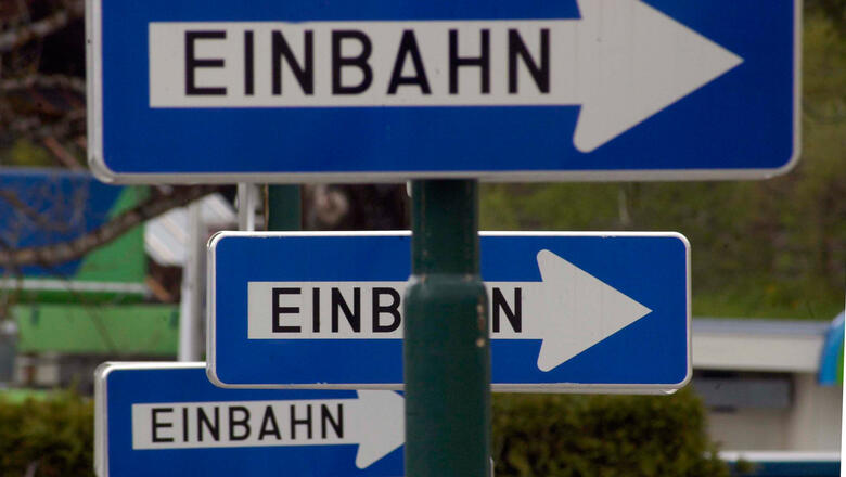 Einbahnstraßen-Schilder (Foto: iStock.com/Elmar Gubisch)