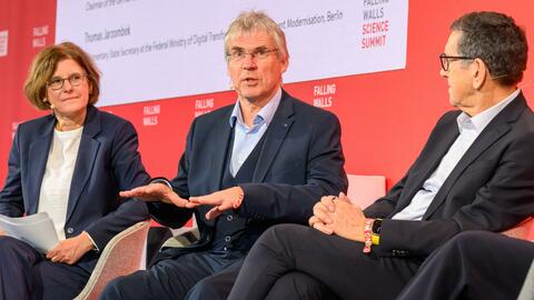 Holger Hanselka, Präsident der Fraunhofer-Gesellschaft, spricht auf dem Podium des Gipfels für Forschung und Innovation 2025.