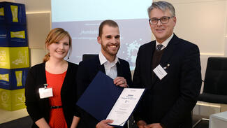 Ehrung für Peter Schildhauer (Mi.), den Zweitplatzierten des Essaywettbewerbs