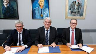 Vertrag für erste Santander Stiftungs-Juniorprofessur bei den Kölner Rechtswissenschaften unterzeichnet (Foto: Patric Fouad/Universität zu Köln)