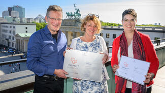 Übergabe des Zertifikats für das Diversity Audit an die Delegation der Technischen Universität Ilmenau (Foto: David Ausserhofer)