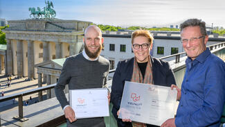 Übergabe des Zertifikats für das Diversity Audit an die Delegation der Ernst-Abbe Hochschule Jena (Foto: David Ausserhofer)