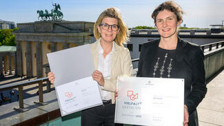 Übergabe des Zertifikats für das Diversity Audit an die Delegation der Bauhaus-Universität Weimar (Foto: David Ausserhofer)