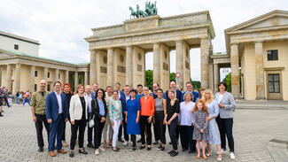 Die Delegationen der geförderten Hochschulen vor dem Brandenburger Tor (Foto: Peter Himsel)