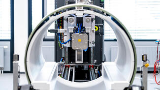 deutscher_zukunftspreis_2023_team_1_feature.jpg Deutscher Zukunftspreis 2023 (Featurebild zum nominierten Team) (Foto: Ansgar Pudenz/DZP)