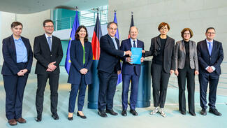 Übergabe des EFI-Jahresgutachtens 2024 an den Bundeskanzler (Foto: David Ausserhofer/EFI)