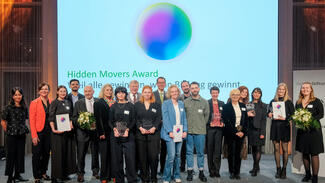 Gruppenfoto aller Preisträgerinnen und Preisträger 2024 (Foto: Deloitte-Stiftung) Gruppenfoto aller Preisträgerinnen und Preisträger 2024 (Foto: Deloitte-Stiftung)