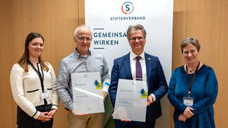 Preisverleihung am 13. März 2025: Lea Spiegel, Lehramtsstudentin und studentisches Jurymitglied, die Preisträger Richard Göttlich und Rolf Kreyer sowie Bettina Jorzik, Programmleiterin im Stifterverband (v.li.) (Foto: Sebastian Quanz)