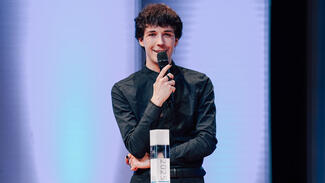 Verleihung des Preises "Student des Jahres 2025" an Noah Dejanovic (Foto: Deutscher Hochschulverband/Be.A.Star-Productions)