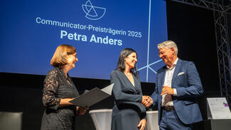 Verleihungs des Communicator-Preises 2025 an Petra Anders (Foto: DFG/Thomas Panzau)