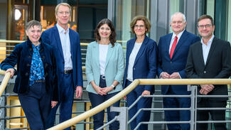 Die Mitglieder der Expertenkommission: Friederike Welter, Joachim Henkel, Carolin Häussler, Irene Bertschek, Christoph M. Schmidt und Guido Bünstorf (v.li.) (Foto: David Ausserhofer)