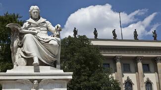 Humboldt-Statue vor der Universität in Berlin 