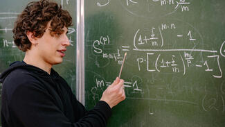 Junger Lehrer in der Schule (Foto: Yan Krukau/Pexels)