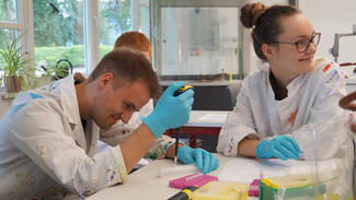 Teilnehmer der Akademie in Torgelow 2018 im Biologie-Kurs (Foto: Bildung & Begabung)