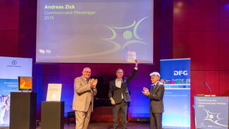 Verleihung des Communicator-Preises an Andreas Zick (Foto: DFG/Stefan Strussione)